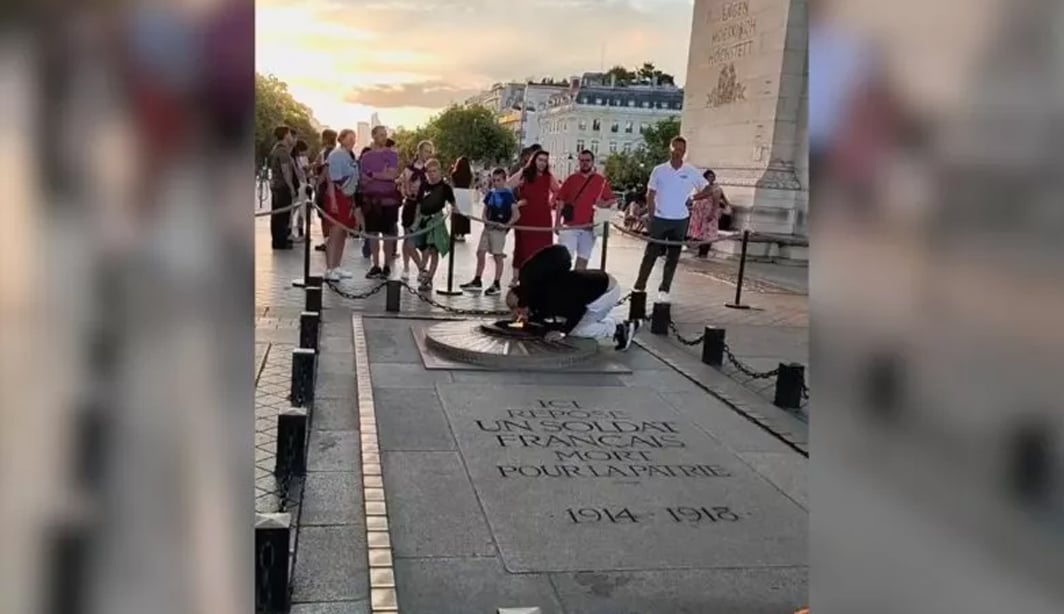 Homem que acendeu cigarro na chama de memorial a vítimas da 1ª Guerra é julgado em Paris – CartaCapital