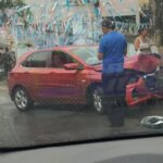 Carro colide em poste durante chuva na Ladeira São Cristóvão