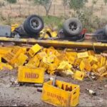 CERVEJA NA PISTA: caminhão carregado de bebida tomba na BR-324 em Riachão do Jacuípe
