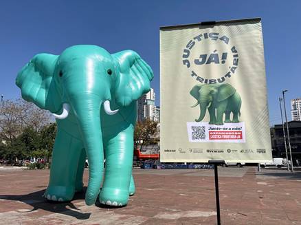 Movimento leva elefante ao Congresso em protesto contra desigualdade fiscal – CartaCapital