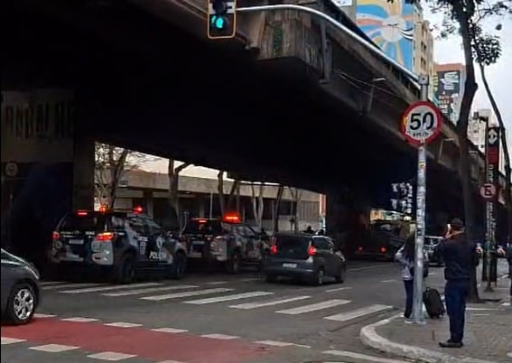Operação da prefeitura retira pessoas em situação de rua de área central de SP; próximos dias serão de frio intenso