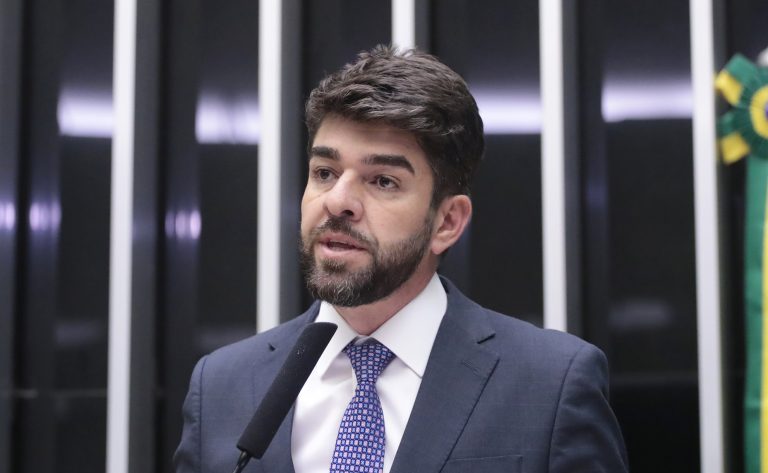 Deputado Zé Vitor fala ao microfone