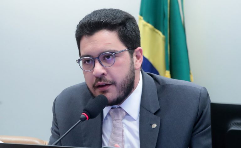 Deputado Jadyel Alencar fala ao microfone