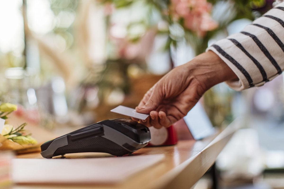 Seis em cada dez brasileiros devem comprar presentes de Dia dos Pais em lojas físicas – CartaCapital