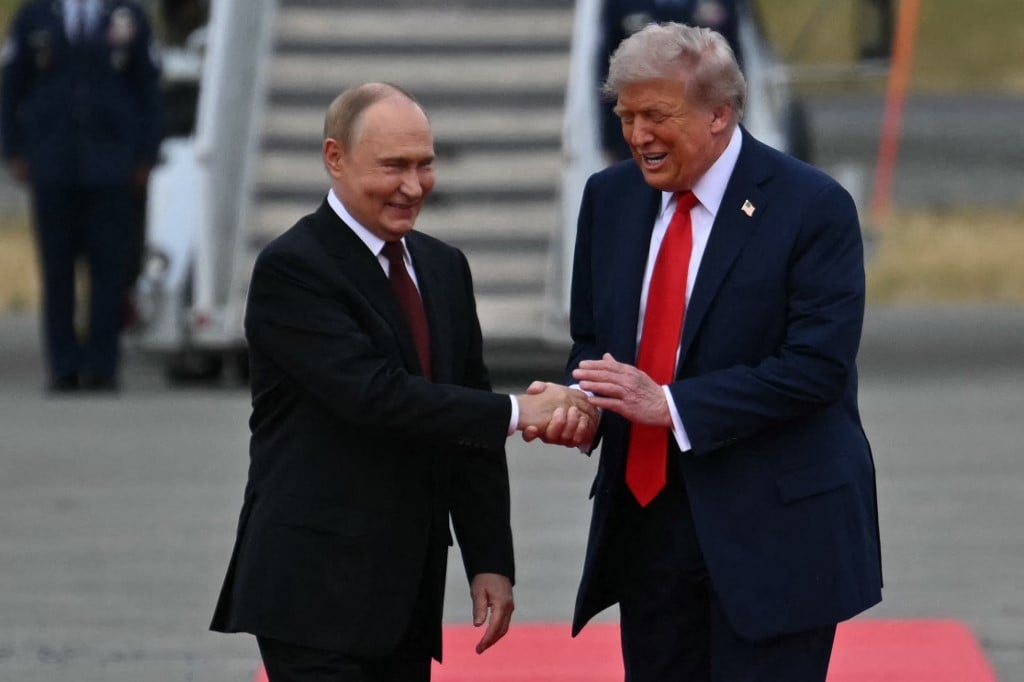 Trump e Putin trocam aperto de mãos antes de cúpula no Alasca – CartaCapital