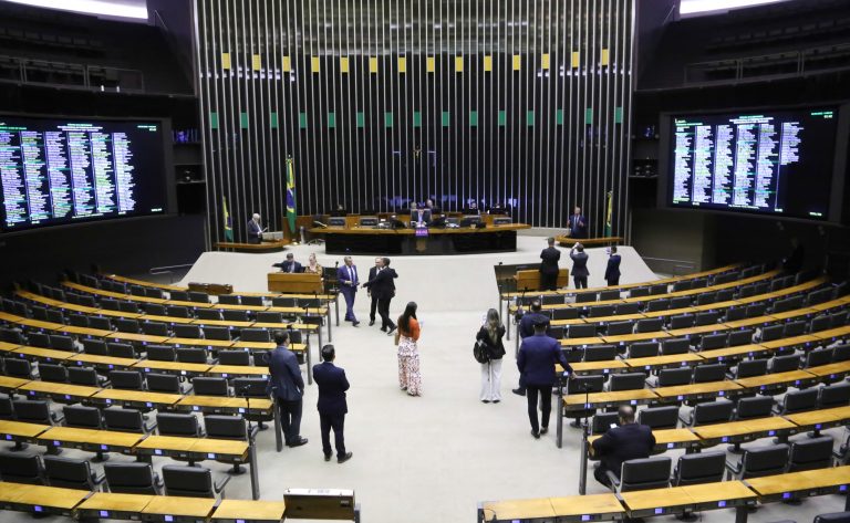Discussão e votação de propostas legislativas.