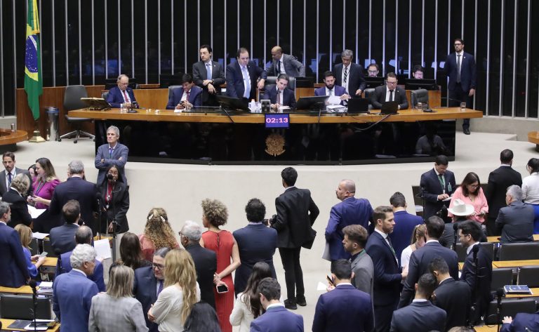 Discussão e votação de propostas legislativas.