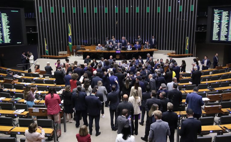 Discussão e votação de propostas legislativas.