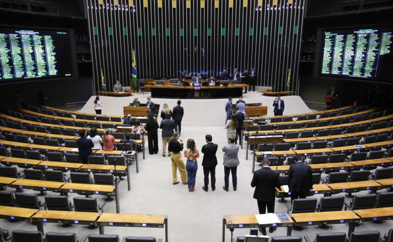 Deputados reunidos no plenário