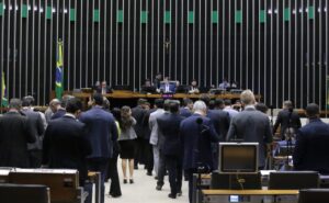 Deputados reunidos no plenário