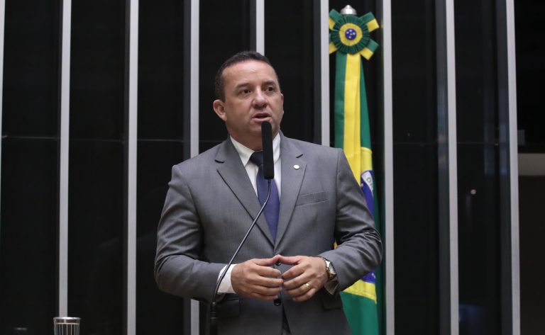 Deputado Pastor Diniz (União-RR) fala no Plenário da Câmara dos Deputados