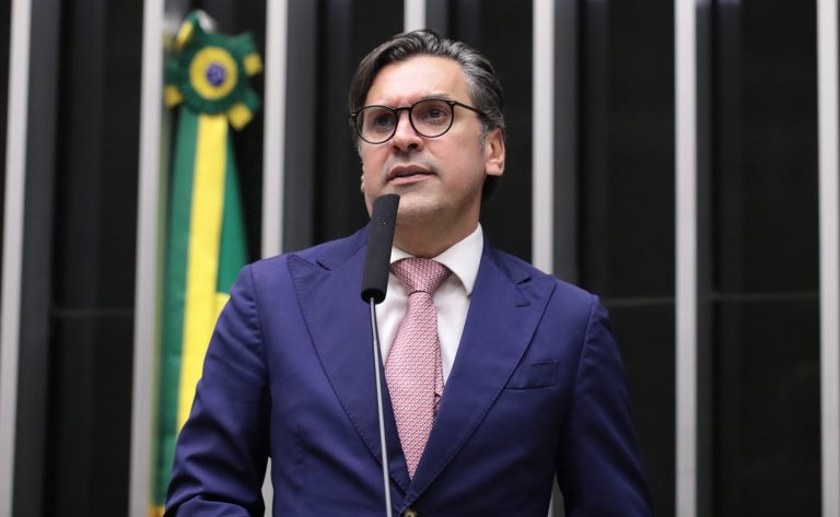 Deputado Isnaldo Bulhões no plenário