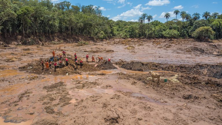 Bombeiros trabalhando no resgate de vítimas em Brumadinho