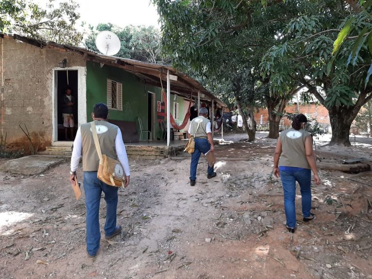 Agentes comunitários de saúde e agentes de combate às endemias visitam residências e orientam as pessoas