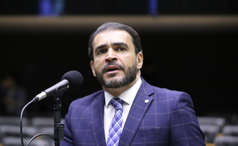 Delegado Marcelo Freitas discursa no plenário