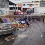 Carro perde controle e colide com poste na Avenida San Martin