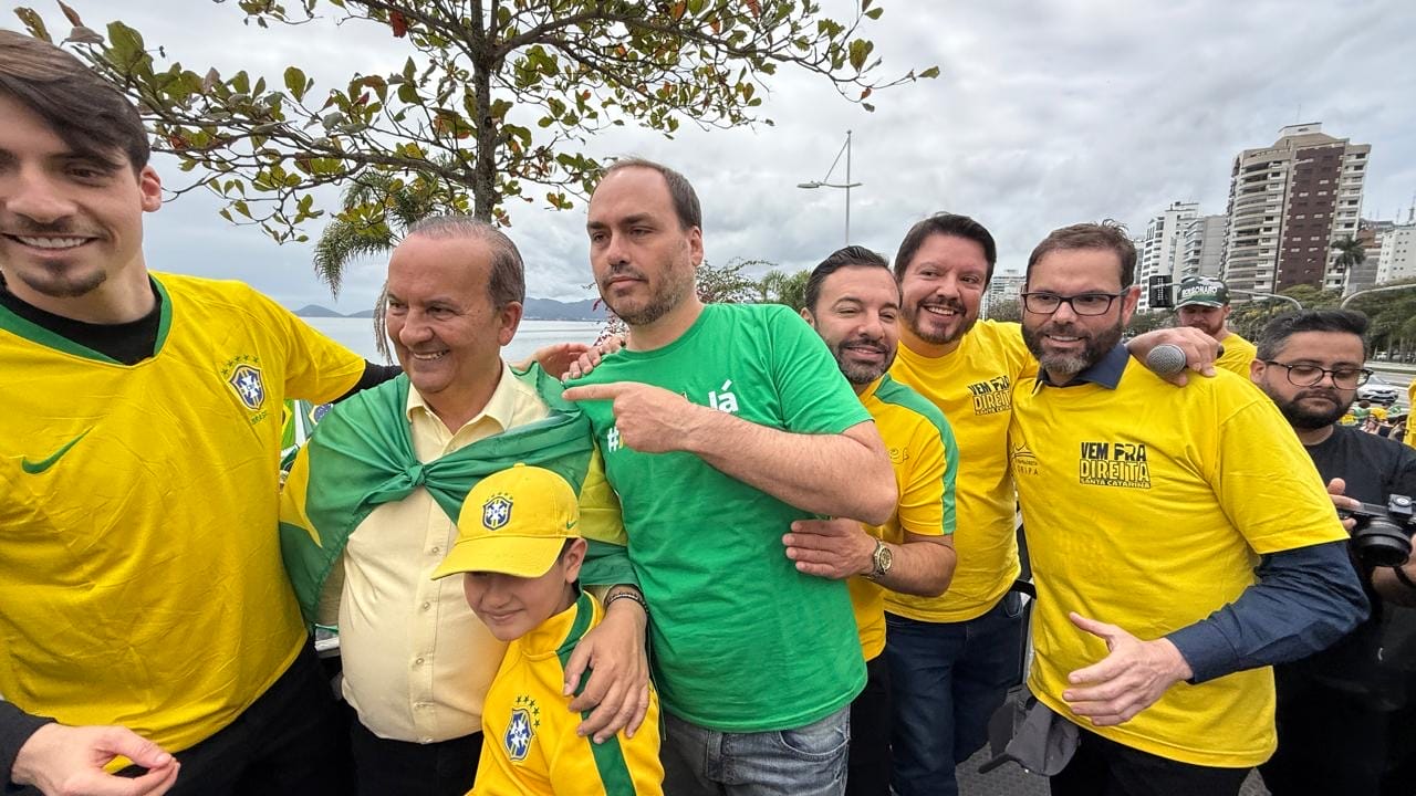 De olho no Senado, Carlos Bolsonaro participa de ato ao lado de governador de SC – CartaCapital