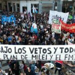 Deputados rejeitam vetos de Milei e manifestantes celebram em Buenos Aires – CartaCapital