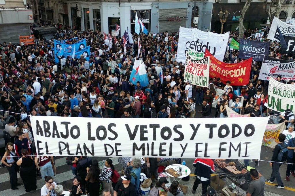 Deputados rejeitam vetos de Milei e manifestantes celebram em Buenos Aires – CartaCapital