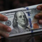 Dólar tem leve baixa ante o real apesar de alta no exterior