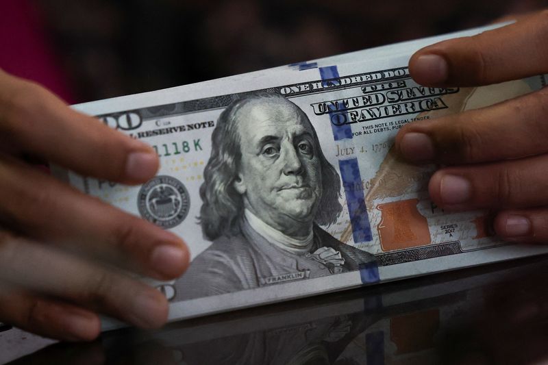 Dólar tem leve baixa ante o real apesar de alta no exterior