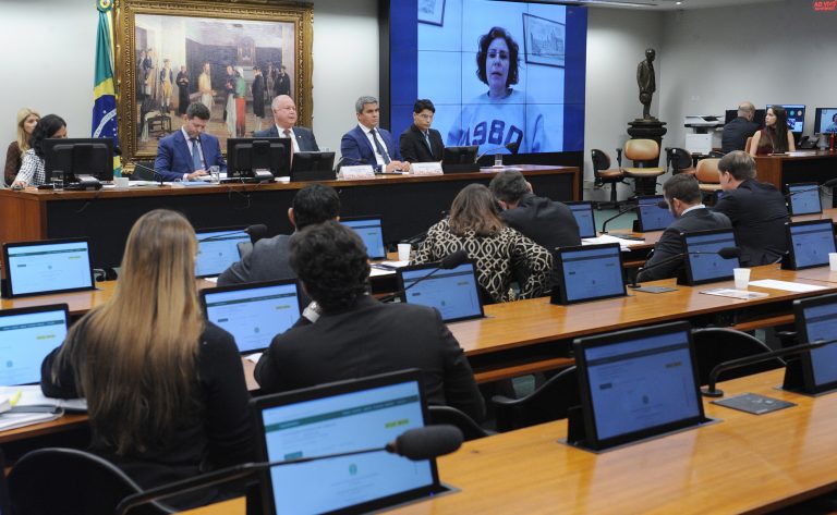 Carla Zambelli (no telão) é ouvida pela CCJ da Câmara