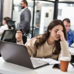 Executivos veem produtividade com IA, mas trabalhadores relatam sobrecarga – CartaCapital