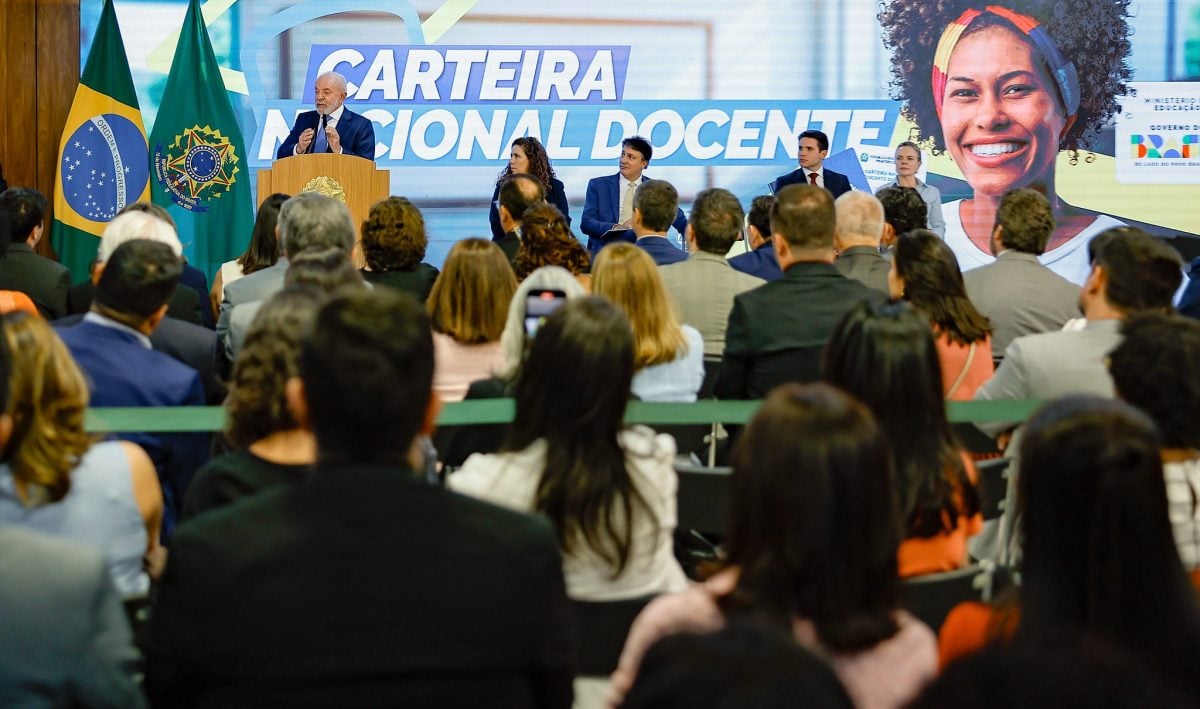 Lula sanciona lei que cria Carteira Nacional do Professor – CartaCapital