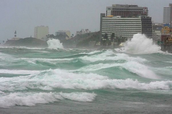 alerta para ondas de até 2,5 metros em Salvador é emitido pela Marinha