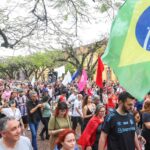 Milhares de pessoas protestam contra a PEC da Blindagem na capital gaúcha