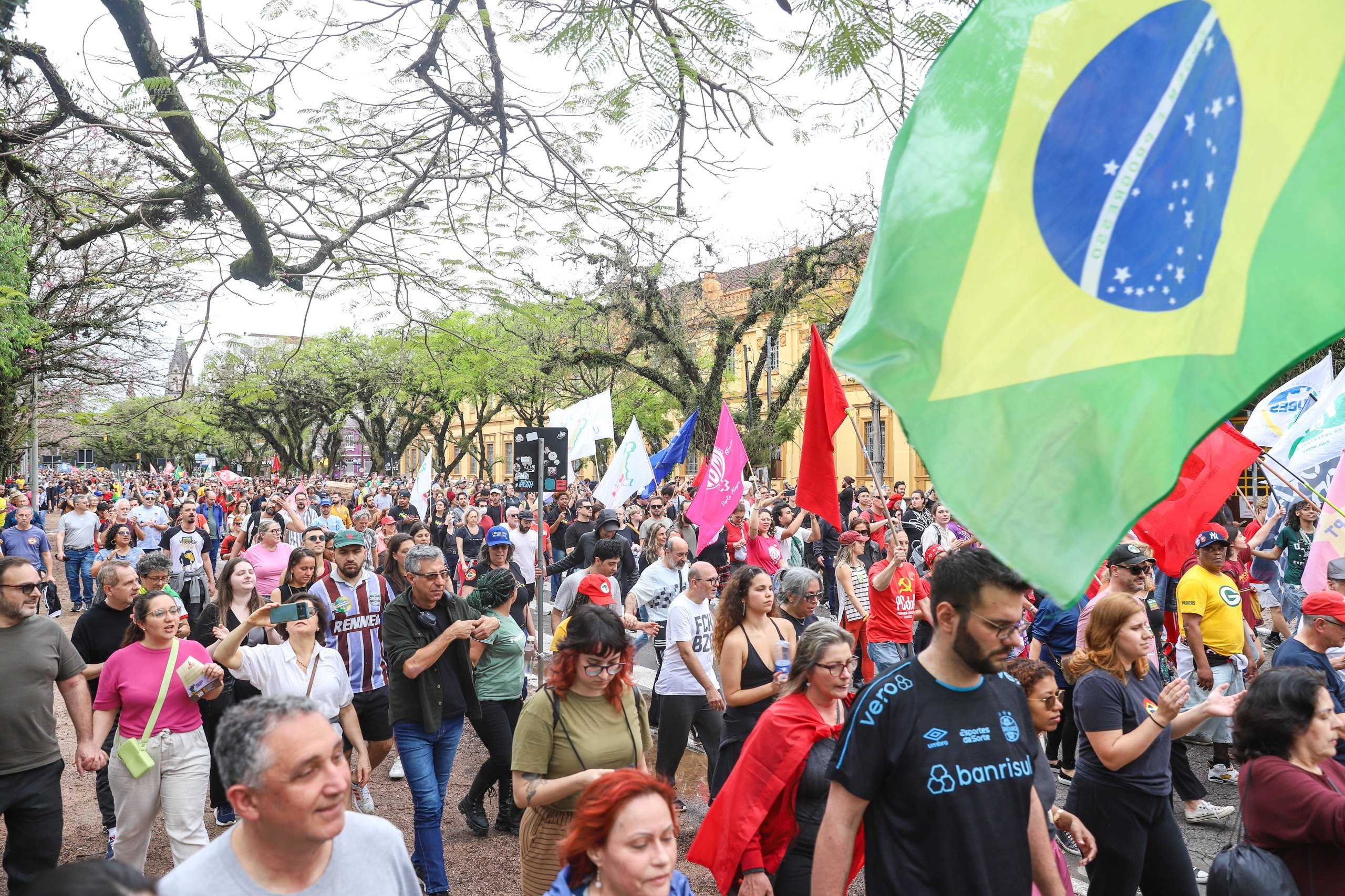 Milhares de pessoas protestam contra a PEC da Blindagem na capital gaúcha