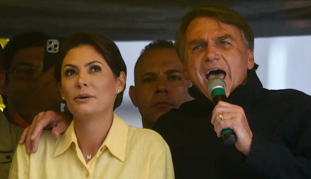 Moraes autoriza ‘grupo de oração’ de Michelle na casa de Bolsonaro, com vistoria em carros na saída – CartaCapital