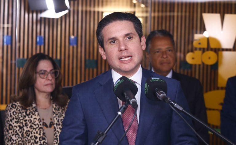 Presidente da Câmara dos Deputados, Hugo Motta, fala ao microfone
