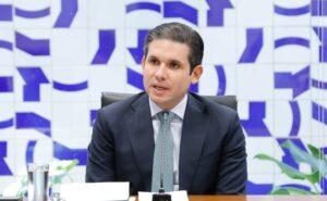 Hugo motta preside a reunião de líderes