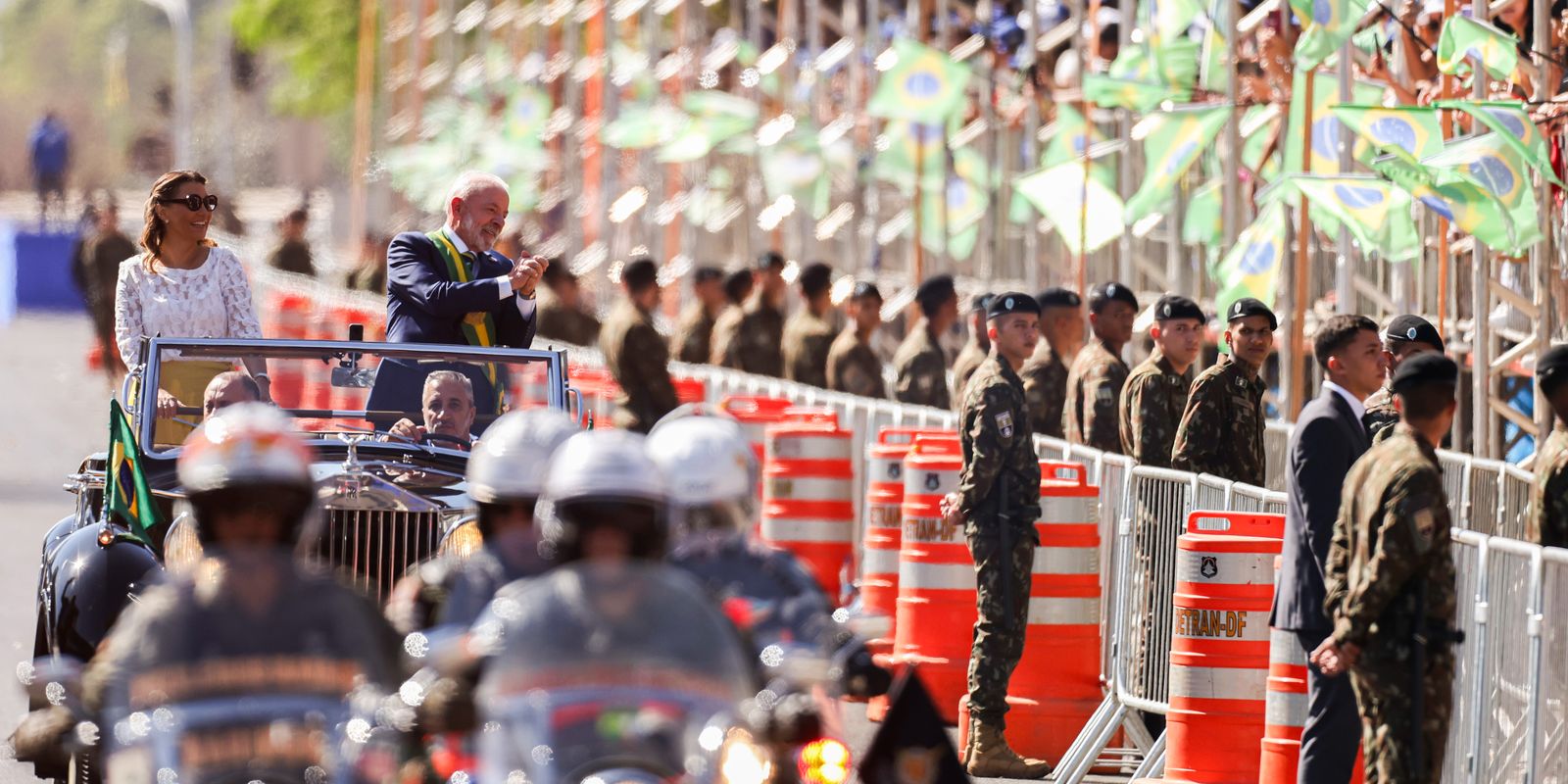 Público acompanha desfile cívico-militar aos gritos de “sem anistia”