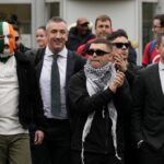 Tribunal britânico anula acusação por terrorismo contra rapper do grupo Kneecap – CartaCapital