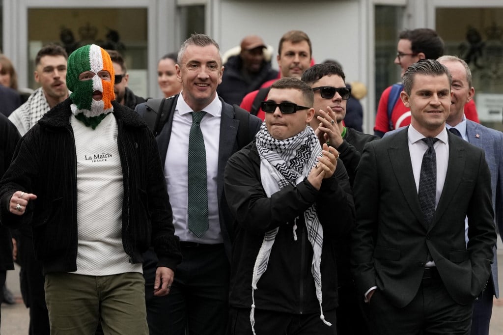 Tribunal britânico anula acusação por terrorismo contra rapper do grupo Kneecap – CartaCapital