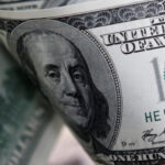 Após oscilar em alta, dólar termina o dia praticamente estável no Brasil