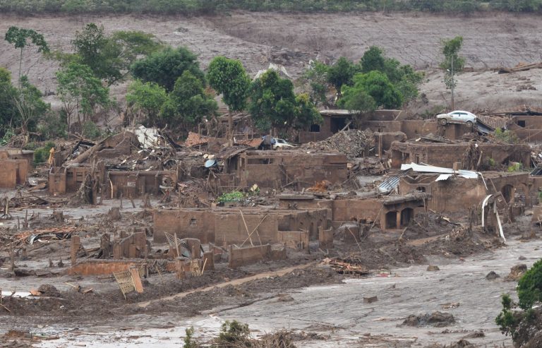 Parte da cidade de Mariana destruída pela lama de rejeitos de mineração
