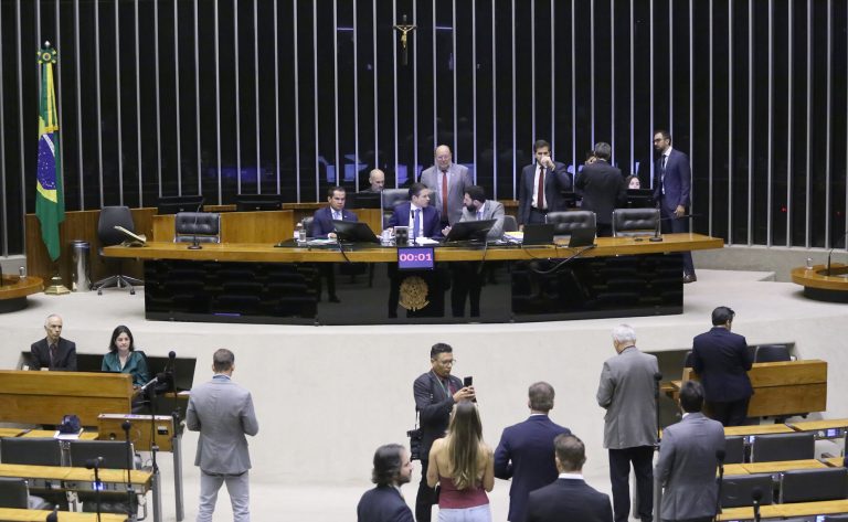 Discussão e votação de propostas legislativas.