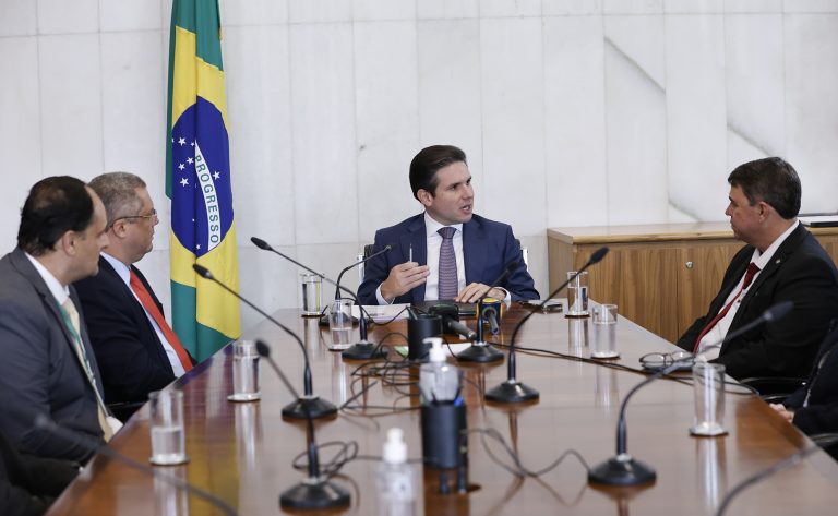 Assinatura do Termo de Liberação de Canal de TV (PB).