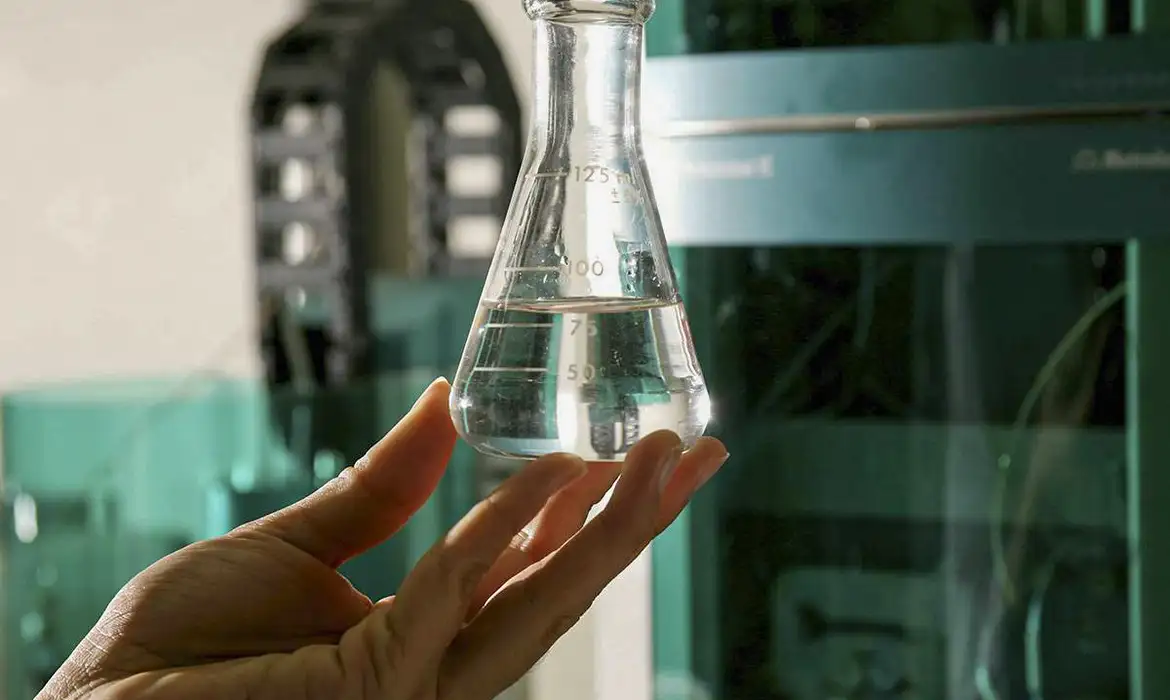 Cientistas desenvolvem testes para detecção de metanol em bebidas