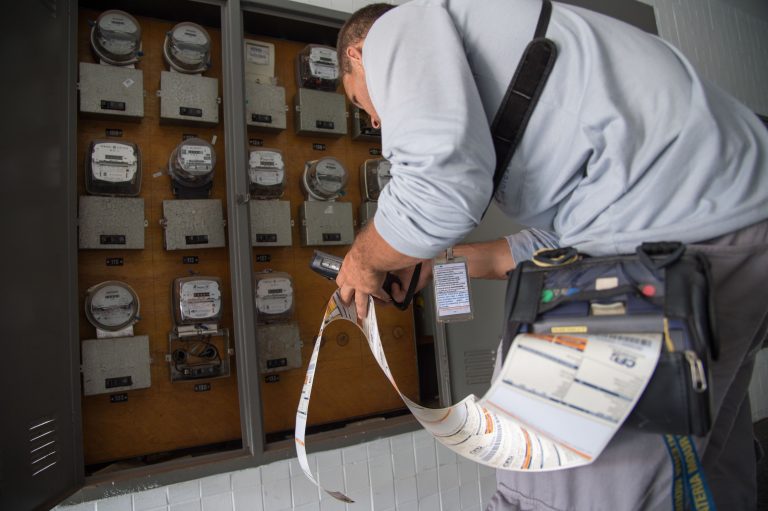 Energia - elétrica - conta de luz leitura do relógio reajuste taxa