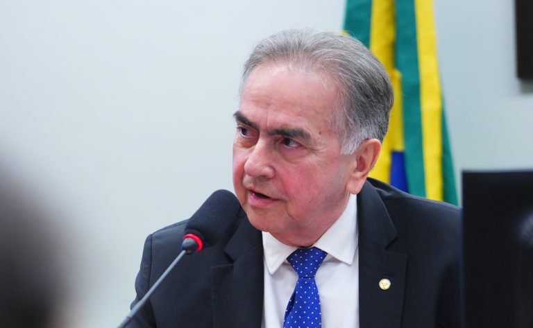 Deputado Leônidas Cristino fala ao microfone