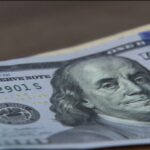 Dólar abre em alta com mercado atento a acordo comercial entre EUA e China