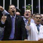 Líder do PL agradece empenho de Tarcísio contra MP