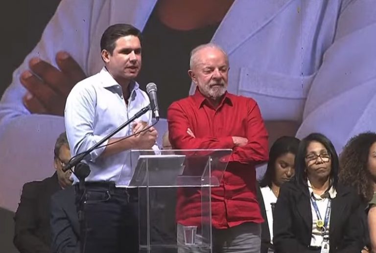 Motta discursa ao lado de Lula em evento do Dia do Professor