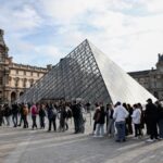 Polícia detém 2 homens por roubo milionário de joias no Louvre – CartaCapital