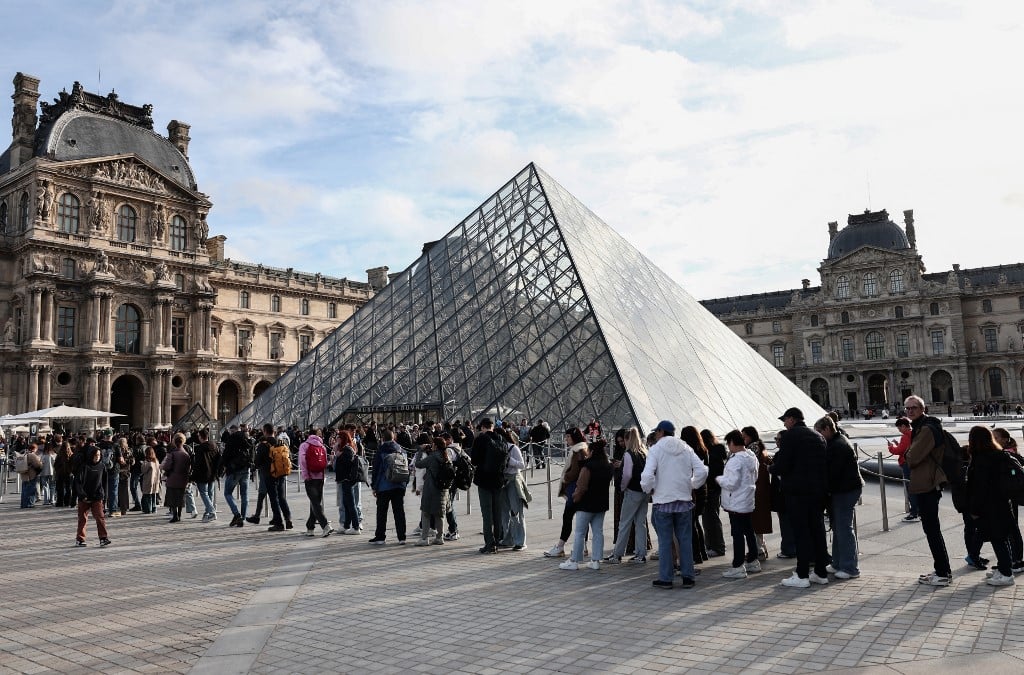 Polícia detém 2 homens por roubo milionário de joias no Louvre – CartaCapital