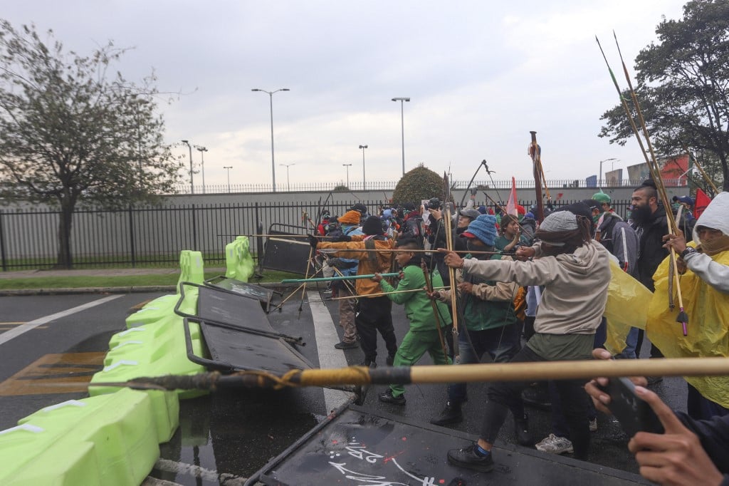 Policiais são feridos por flechas em protestos na Colômbia contra os EUA – CartaCapital